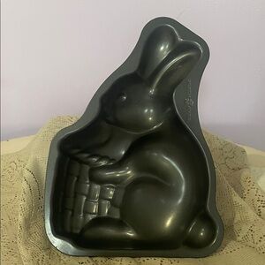 Bunny-Shaped Cake Pan in Dark Gray vintage Nordic ware